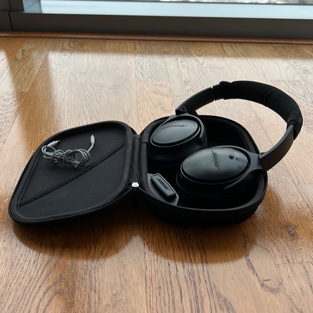Bose QC 35 in Black color - noise canceling and wireless